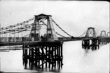 6-32 Brighton Chain Pier_150dpi