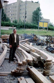 15-60 Heinz Isler with arch forms_150dpi